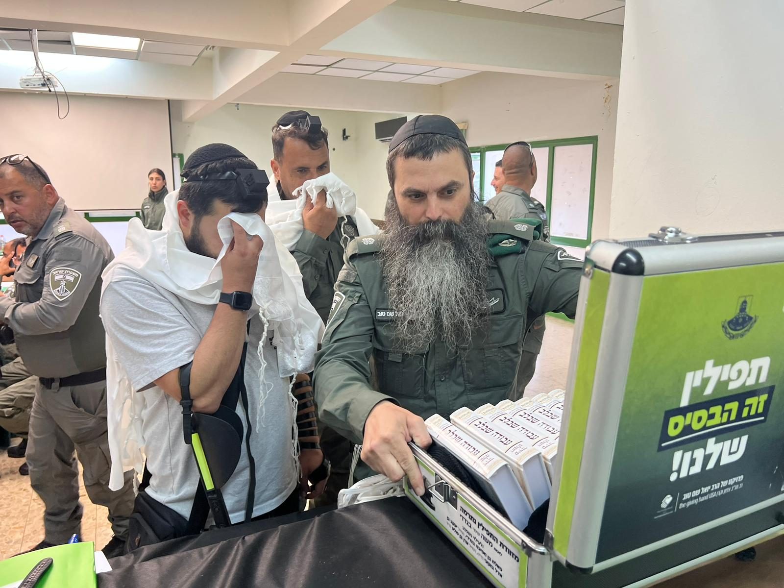 Tefillin outreach with soldiers
