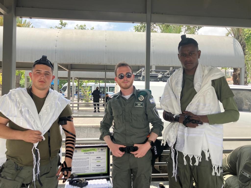 Soldiers wearing tefillin